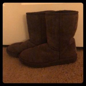 Brown classic short UGGs!